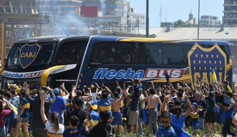 Afición y autobús en Buenos Aires
