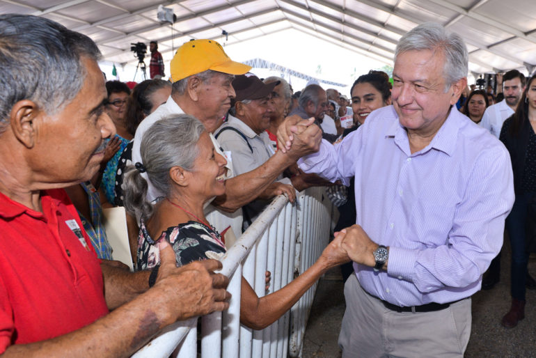 AMLO, en Colima; hay abucheos, pensiones y becas